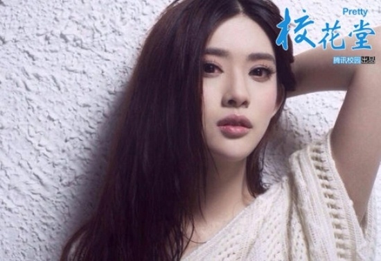 Mạnh Hy Dao khoe nét đẹp quyến rũ với mái tóc dài gợn sóng. 