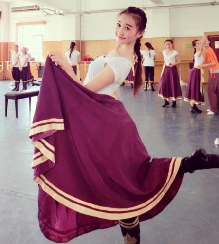 Là nữ sinh Học viện Múa thuộc ĐH Dân tộc trung ương, Thôi Anh có dáng vẻ yêu kiều, nhỏ xinh, nụ cười tươi tắn.