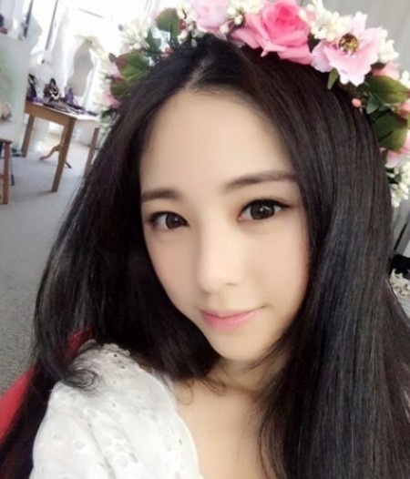 Trình Hi Viện hiện là sinh viên Đại học Hạ Môn, Trung Quốc. 