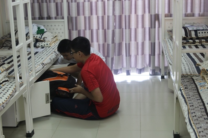 Học sinh  trải nghiệm cuộc sống trong ký túc xá.