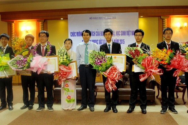 Thứ trưởng GD&ĐT Phạm Mạnh Hùng tặng bằng khen, phần thưởng cho 8 học sinh.