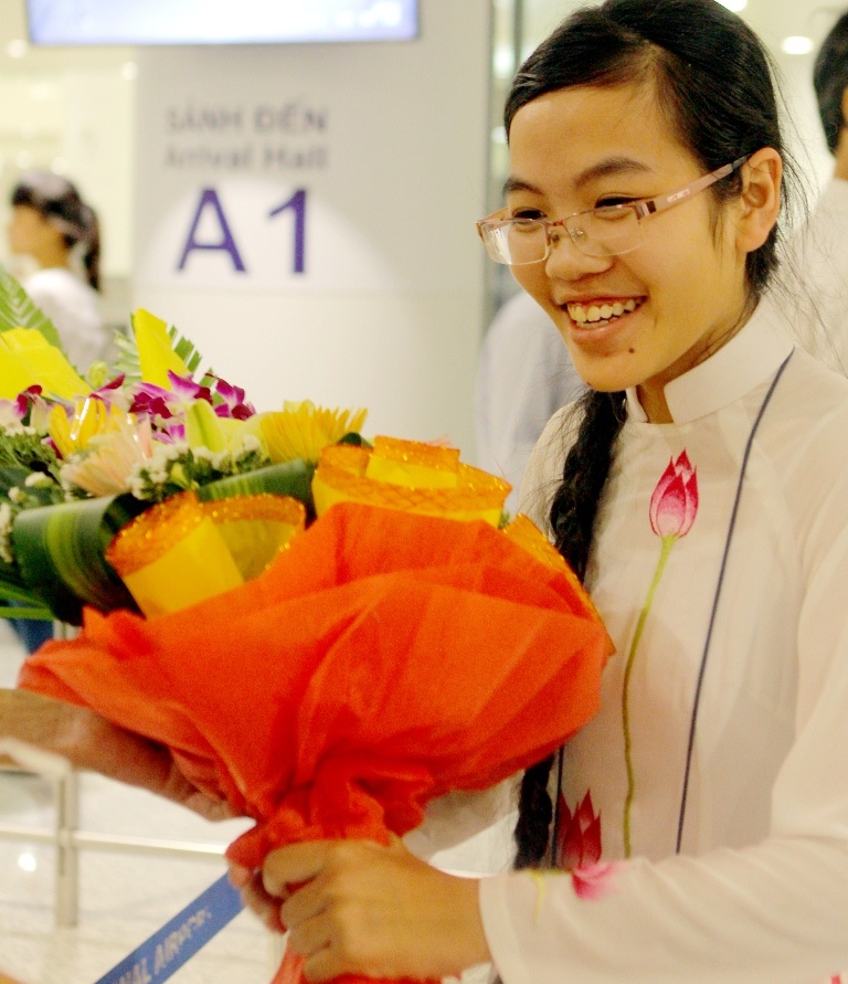 Cô gái Việt đạt huy chương bạc hạnh phúc trong ngày trở về.