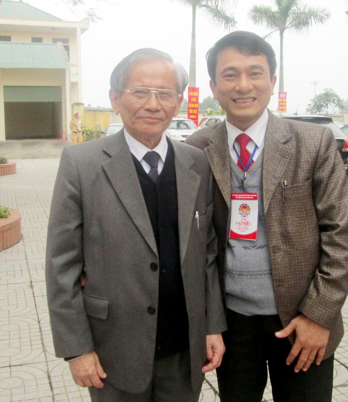 Thầy Trần Trung Hiếu (bên phải) cùng Giáo sư Sử học Lê Văn Lan.