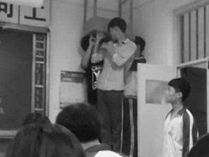 Hoc sinh bi phat vac ban vi vao lop muon hinh anh