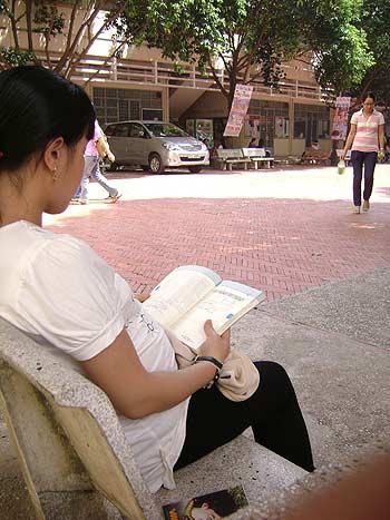 Một sinh viên chuẩn bị làm mẹ, vẫn hằng ngày đến giảng đường.