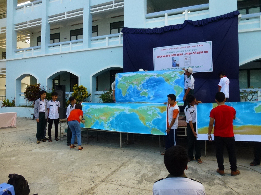 Dương Anh Vũ trình diễn trí nhớ tại trường.