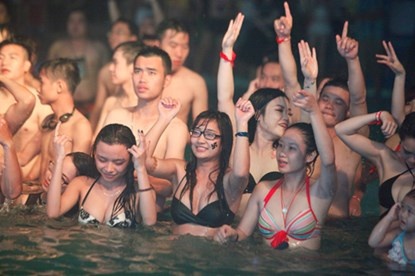 DJ Trang Moon: 'Den ho boi chang le mac so mi?' hinh anh