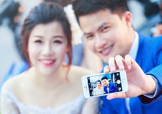 Chuyen tinh cua cap doi sau buc anh cuoi tra da noi tieng hinh anh