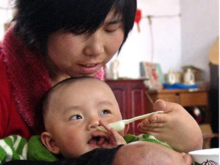 Ba me dung doi chan tat nguyen cham con gay xuc dong hinh anh