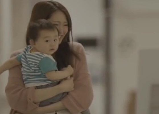 Clip cam dong lay nuoc mat cac ba me tre hinh anh