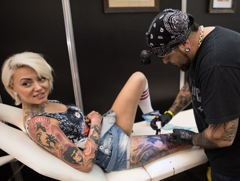 Thieu nu 'hanh xac' choi hinh xam nghe thuat hinh anh