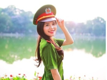 Nu sinh tai sac truong Canh sat hinh anh