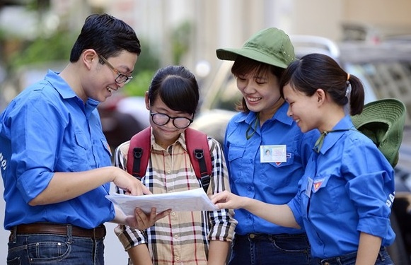 Đội tình nguyện viên đã có mặt tại các cụm thi tại đại học Quốc gia để tư vấn tuyển sinh và tìm nhà trọ hỗ trợ thí sinh.