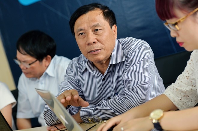 Ông Vũ Viết Bình trả lời thắc mắc của độc giả về kỳ thi Đại học Quốc gia. Ảnh: Hoàng Hà.