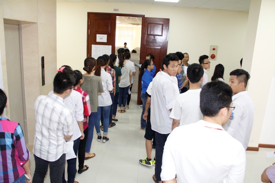 Ba thi sinh bi dinh chi thi vi mang dien thoai vao phong hinh anh