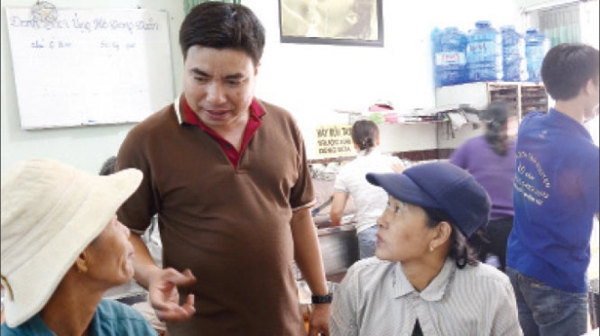 Nguoi mo quan com chay 5.000 dong: Song cho nguoi khac hinh anh