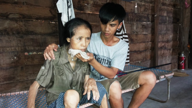 Anh trai từ giã giảng đường rồi đi làm thuê ở xa, nên một mình Định phải xoay xở chăm sóc mẹ đau yếu.