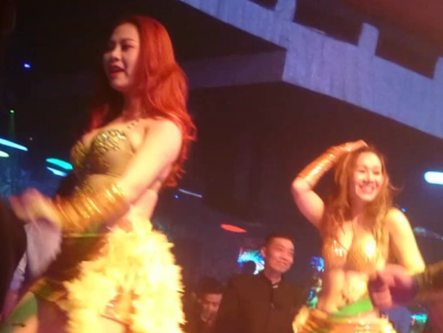 Trong the gioi 'mua moi': Nu cuoi va nuoc mat hinh anh