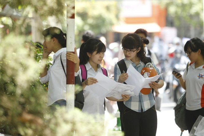 Các thí sinh trao đổi về bài làm sau khi hoàn thành môn thi ngoại ngữ tại ĐHQG Hà Nội ngày 30/5.