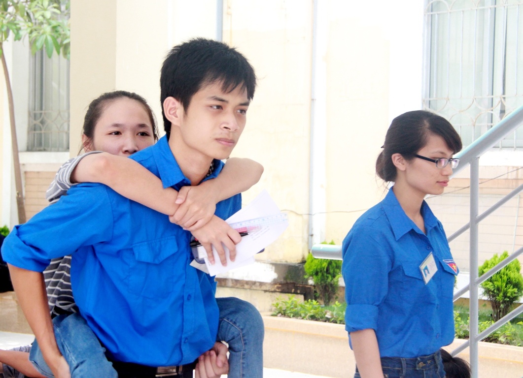 Em Huệ được sinh viên khuyết tật cõng vào phòng thi.