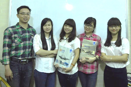 Nhom sinh vien ra nhieu de thi thu THPT quoc gia hinh anh