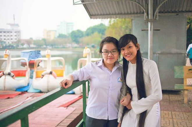 Nguyễn Minh Vân (sơ mi trắng) bên bạn trong hình ảnh kỷ yếu.