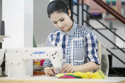 Hoa hau Ngoc Han: Hoc thiet ke thoi trang lo... gao, tien hinh anh