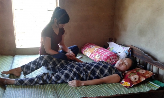 Co be 16 tuoi nhieu lan lay mau cuu me hinh anh