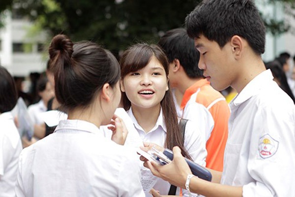 Sinh vien ra de thi thu THPT quoc gia tu van lam bai Ngu Van hinh anh