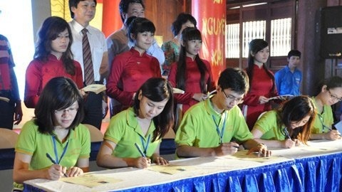 Thu khoa chua vao cong chuc dang lam gi? hinh anh