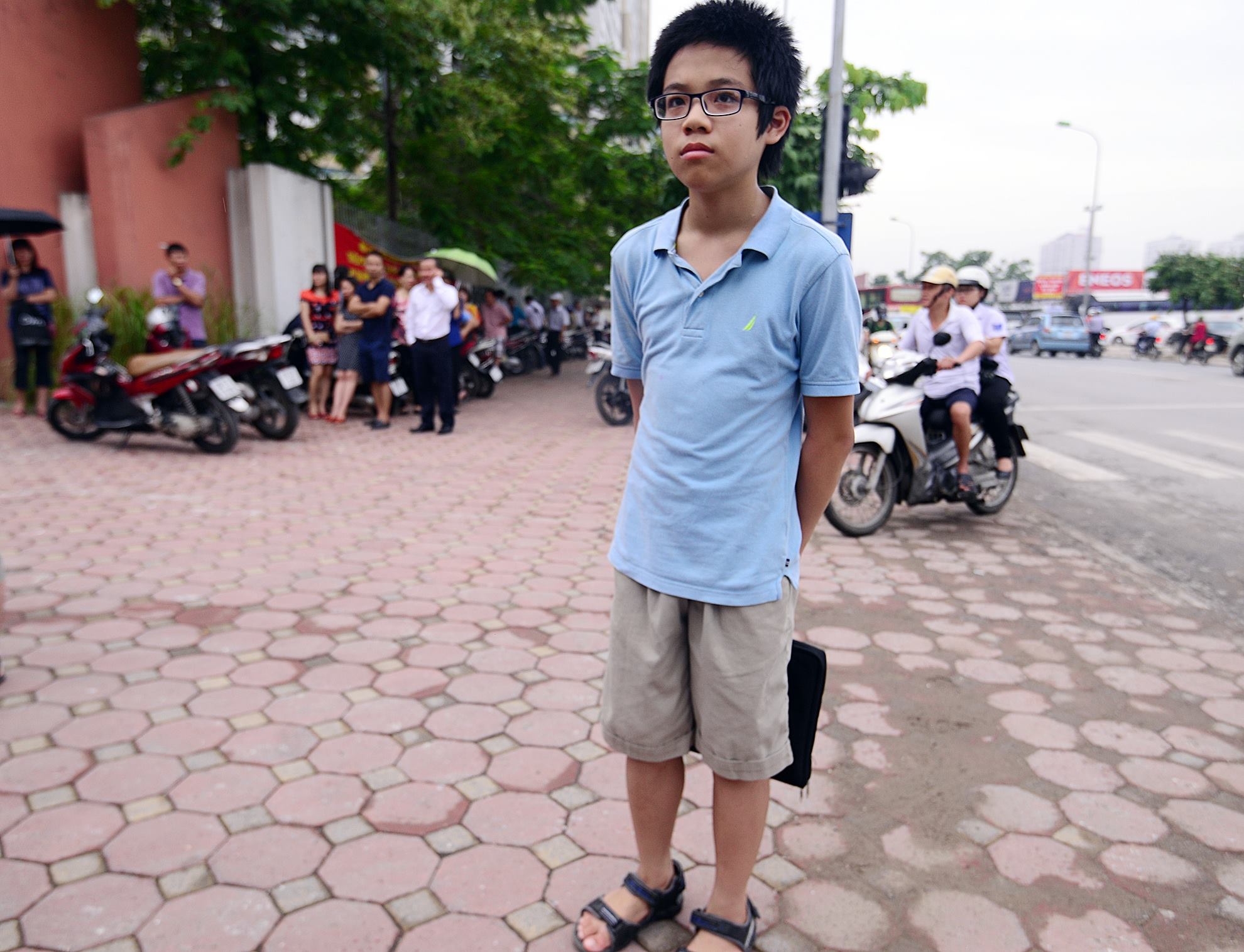 Nhieu thi sinh khong duoc vao truong thi vi... mac quan sooc hinh anh