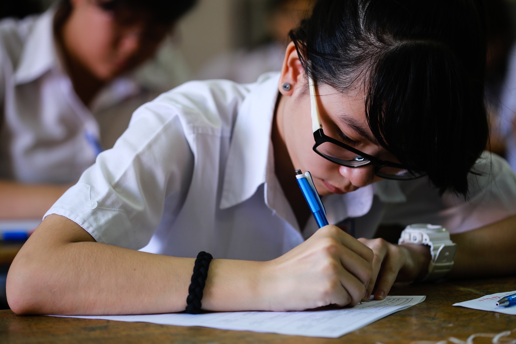 Hoc sinh Ha Noi va TP HCM thi ngay thu hai vao lop 10 hinh anh