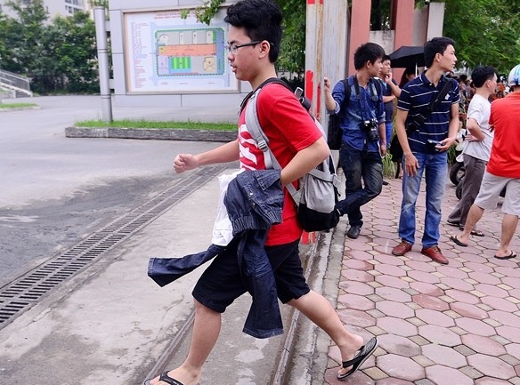 Chuyen gia giao duc noi gi ve hoc sinh mac quan sooc di thi? hinh anh