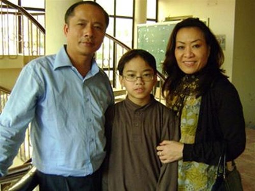 Nguyễn Việt Trung và bố mẹ.