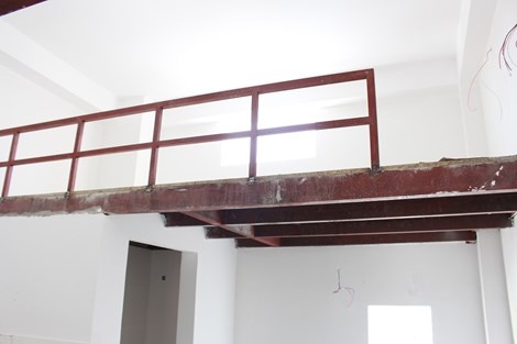 Gác lửng được xây chắc chắn, đủ sức chứa nhiều em thí sinh cùng ngủ nghỉ.