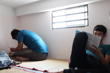 Mùng, mền, chiếu gối đều đã được chuẩn bị đầy đủ.