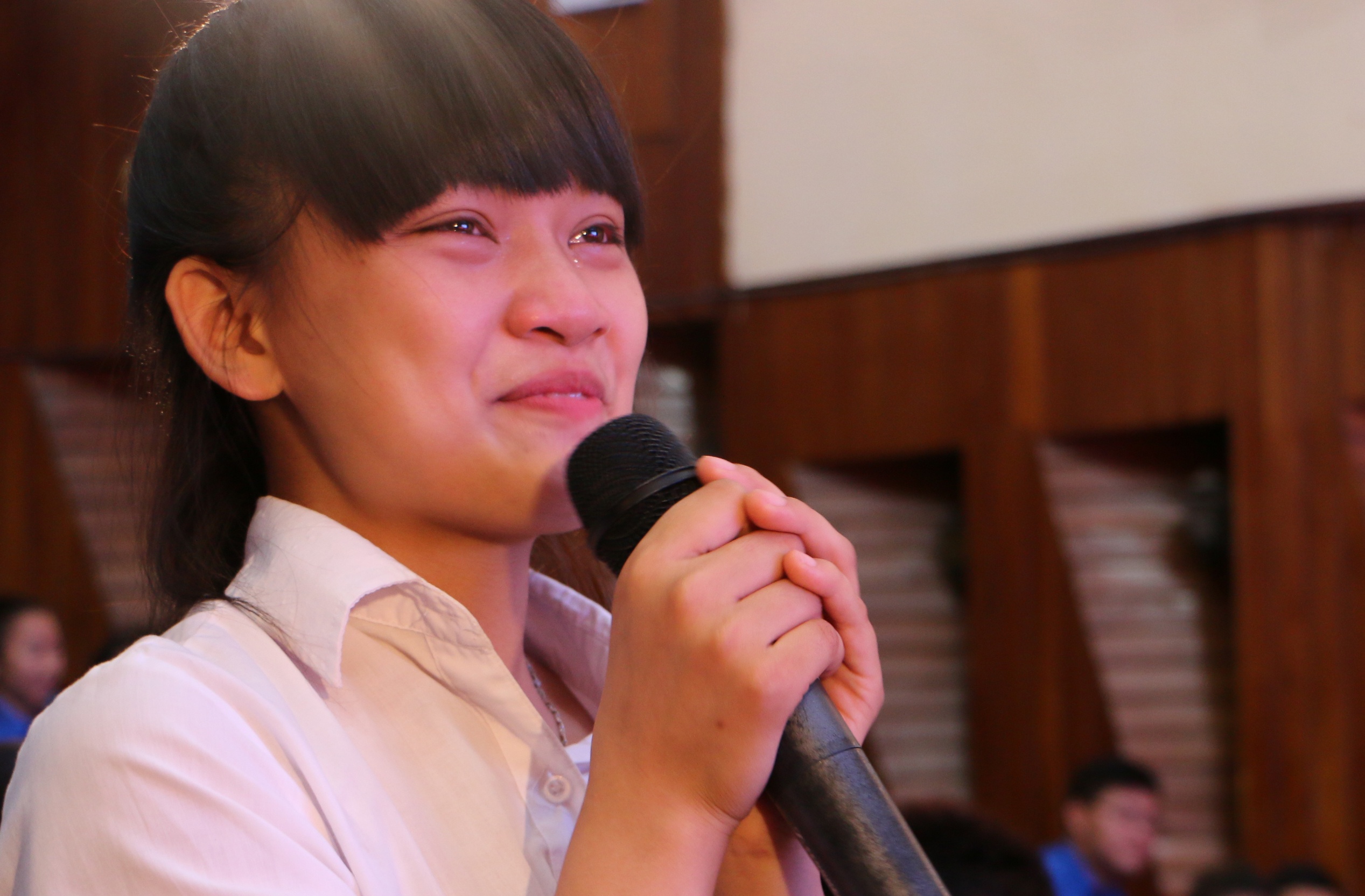 Nu sinh mo coi bat khoc khi duoc tinh nguyen vien giup do hinh anh