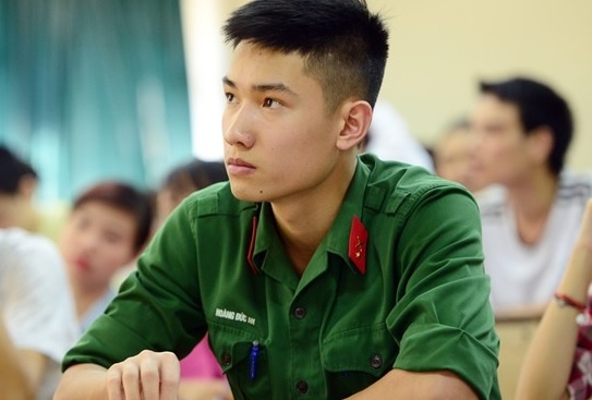 Mot thi sinh co the phai di chuyen nhieu phong thi hinh anh