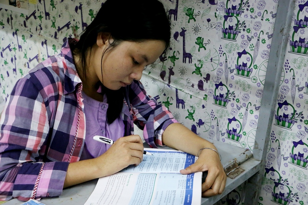 Nghi luc cua nu sinh rua bat thue lay tien thi dai hoc hinh anh