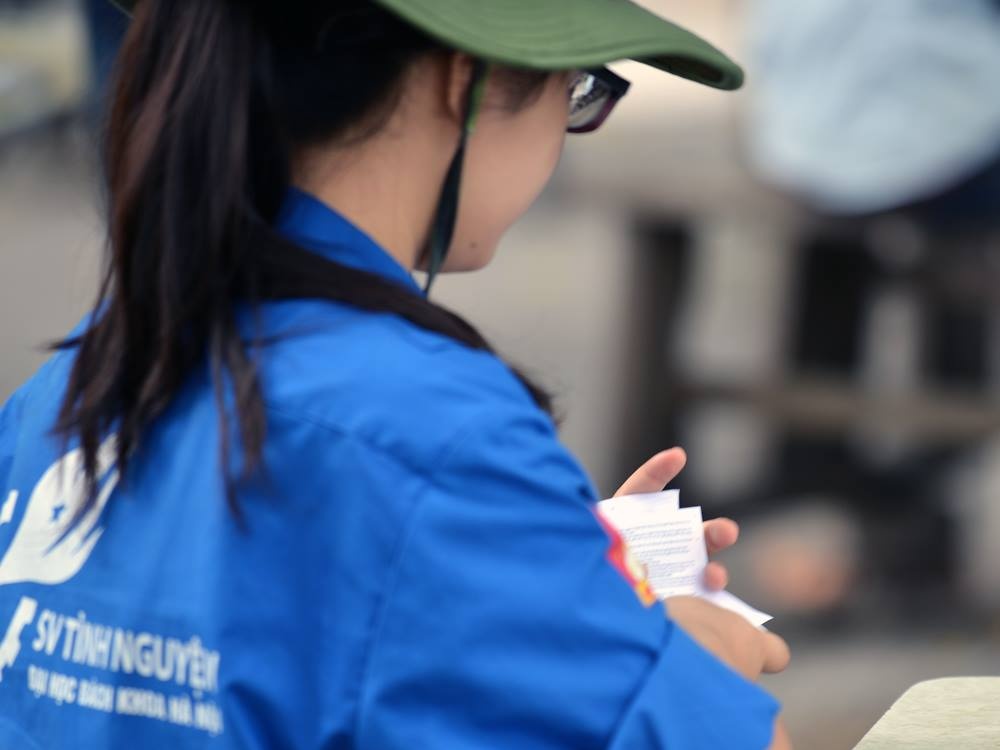 Sinh vien tinh nguyen nhat phao thi sau gio lam bai mon Su hinh anh