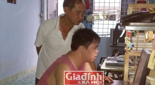 Ông Mỹ hướng dẫn con trai tự học sau những giờ học trên lớp.