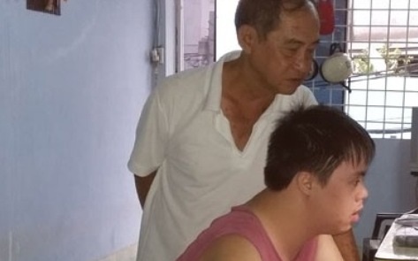 Nguoi cha giup con bi benh Down thanh SV gioi toan nang hinh anh
