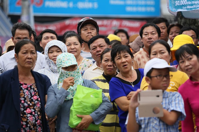 Nét mặt đầy lo lắng của phụ huynh khi chờ đợi thí sinh ra về ở kỳ thi THPT quốc gia 2015.