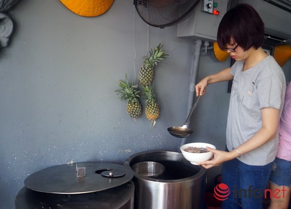 Nguyễn Hồng Nhung vẫn còn lúng túng trong khi làm phục vụ tại quán.