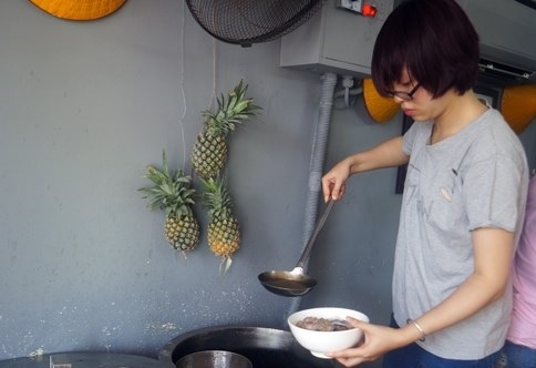 Nhung tinh nguyen vien dac biet cua quan bun bo 1.000 dong hinh anh