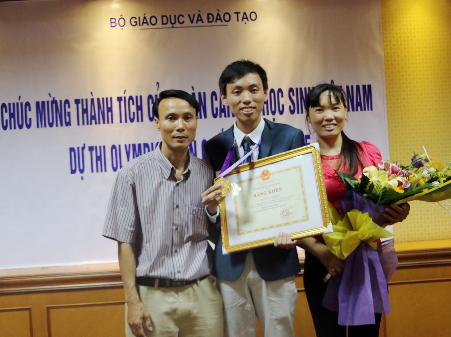 Chang trai hai lan doat HCV quoc te va chiec vali hong khoa hinh anh