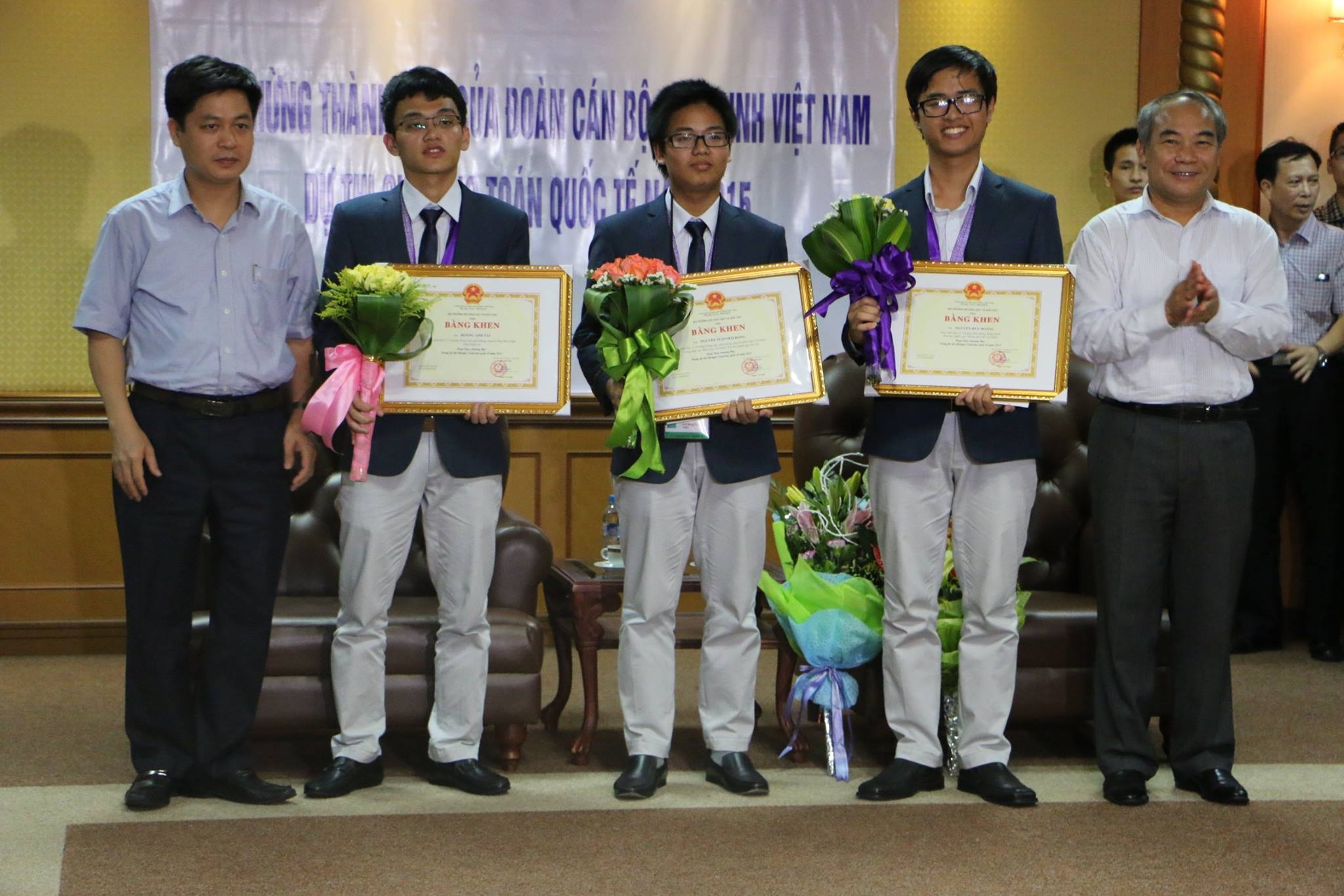 Thuong 'nong' hoc sinh doat huy chuong Olympic Toan quoc te hinh anh