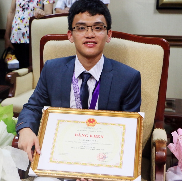 Hoàng Anh Tài trong lễ trao tặng đoàn Việt Nam dự thi Olympic quốc tế.