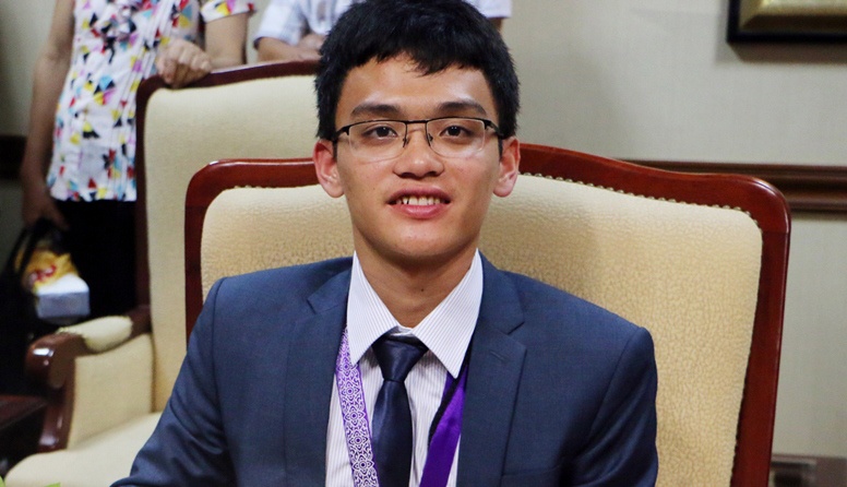 Nam sinh doat giai Olympic Toan va nuoc mat me hinh anh