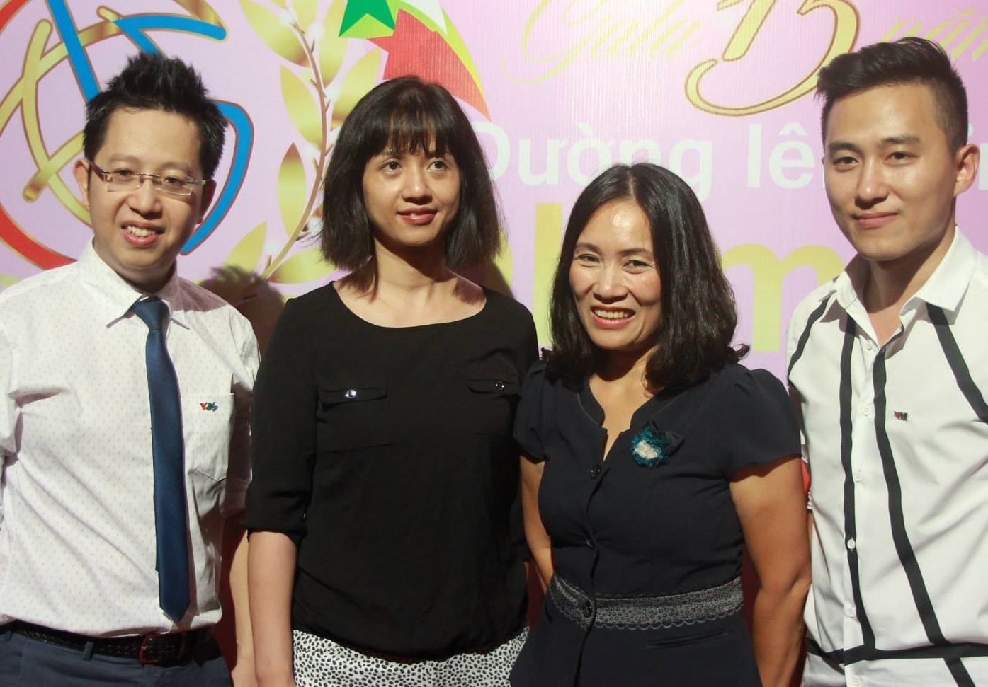 Tham gia gala có MC Tùng Chi - người gắn bó lâu năm nhất với chương trình Đường lên đỉnh Olympia trong suốt 9 năm từ 2000, 2001, 2002 và tiếp tục quay trở lại vào chung kết năm thứ 9 diễn ra ngày 17/5/2009 đến nay. MC Tùng Chi khá giản dị khi ngồi ở phòng điều khiển.